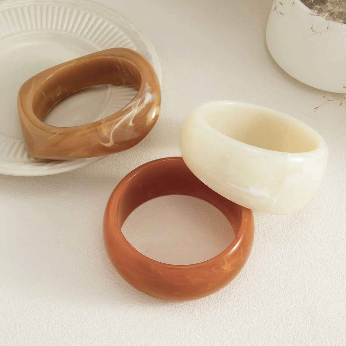Vintage Wide Irregular Round Resin Bangle Bracelet with Gradient Pattern