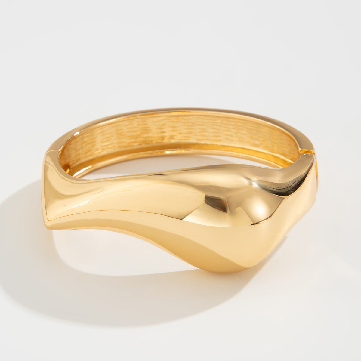 Pulsera de puño de metal líquido arrugado irregular con acabado chapado de alto brillo para mujer