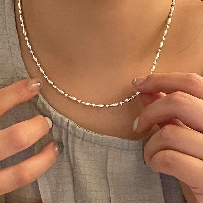 Geometric Dot Pattern Short Necklace in 925 Sterling Silver with Polished Finish