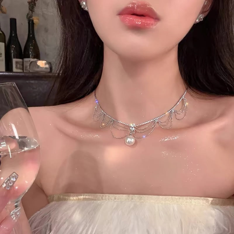 Elegante collar con colgante de lazo de diamantes de imitación y detalles de nácar perlado para mujer — Delicada cadena para clavícula en estilo de lujo minimalista y a la moda