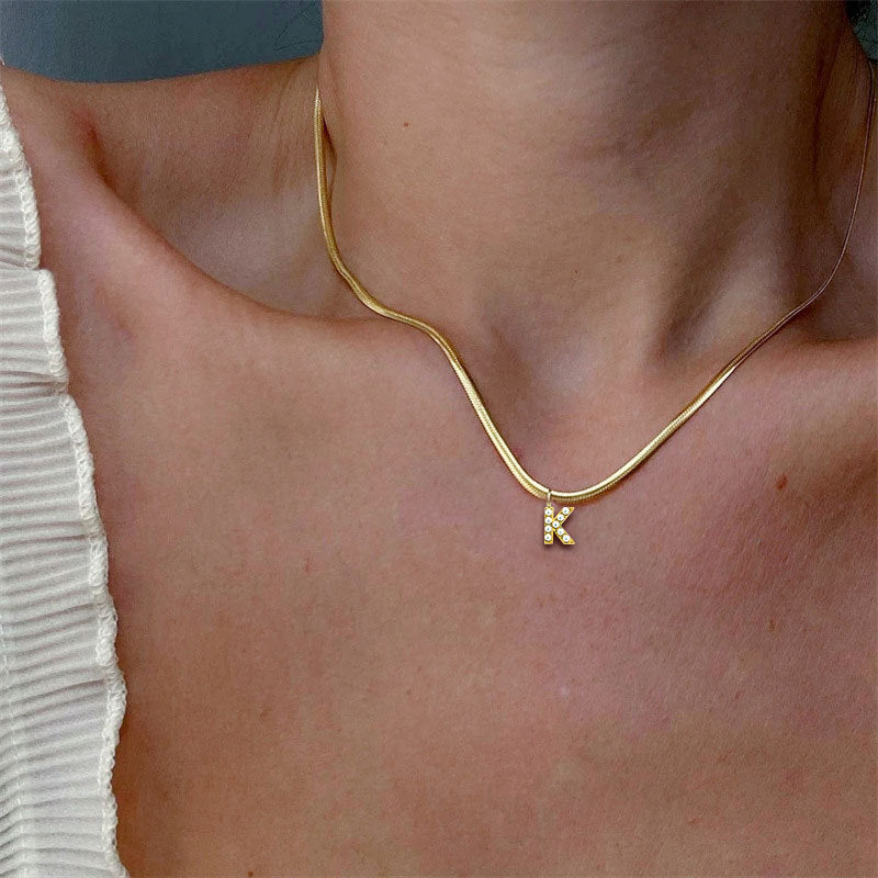 Collar de acero de titanio estilo corte francés vintage con dije de letras y detalles de perlas en cadena de serpiente plana
