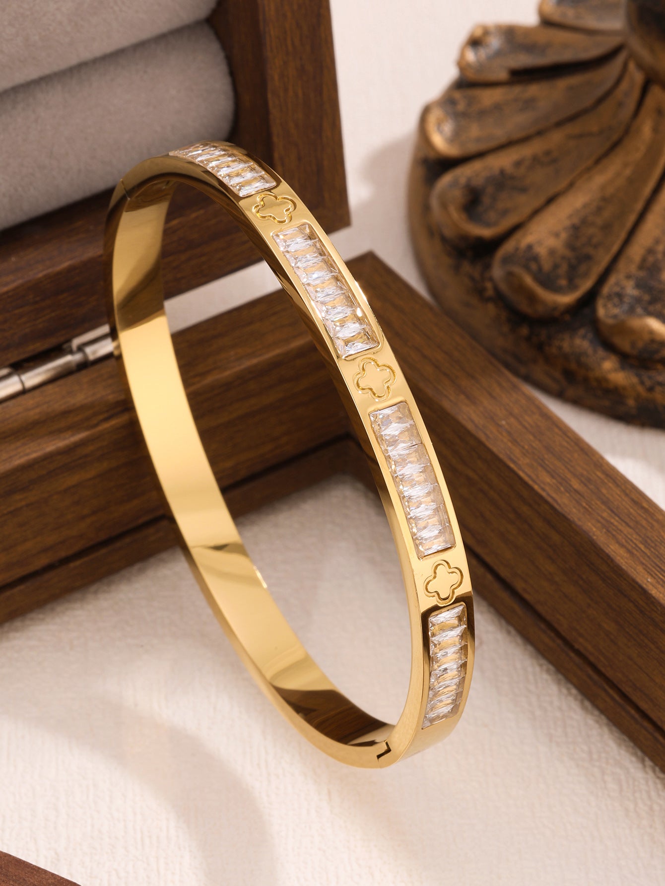 Juego de pulseras de acero inoxidable con trébol de cuatro hojas, incrustaciones de diamantes de imitación y chapado en oro al vacío de 18 quilates, estilo minimalista y a la moda