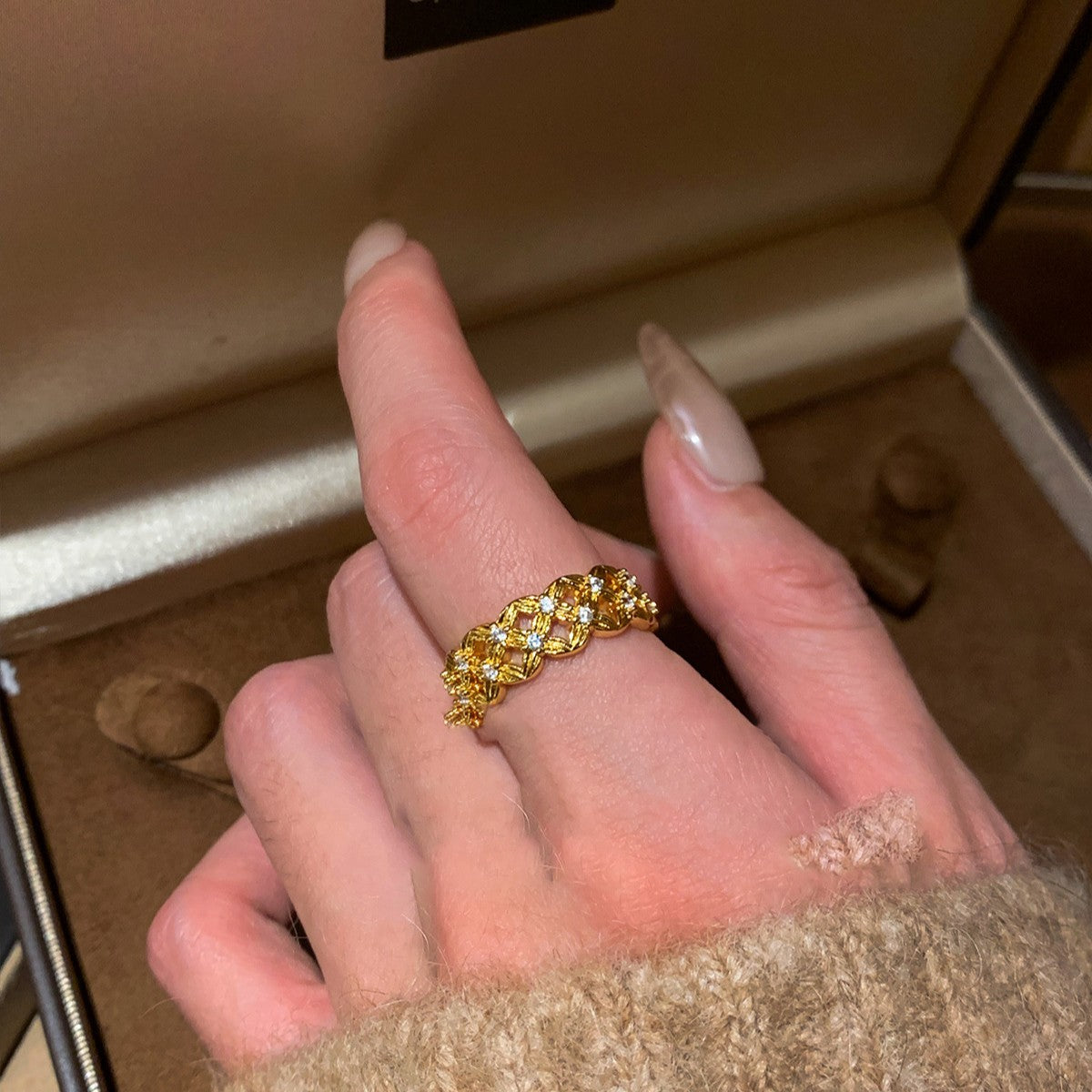 Anello Aperto Geometrico con Intarsio di Zirconi e Placcatura in Oro per Donne, Anello da Dito Minimalista Elegante di Ispirazione Francese