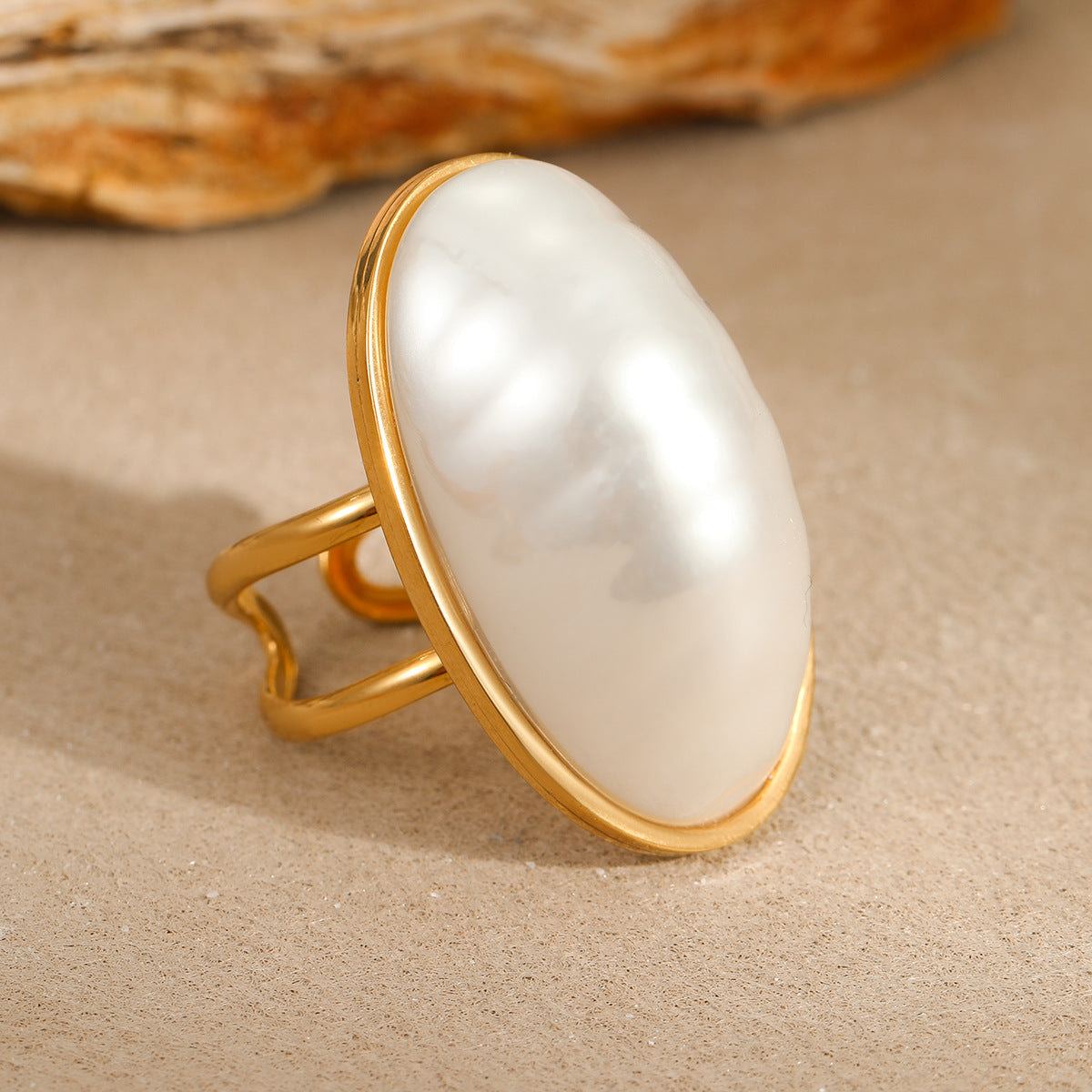 Anillo minimalista de acero de titanio con perla ovalada, diseño de lazo y banda abierta ajustable