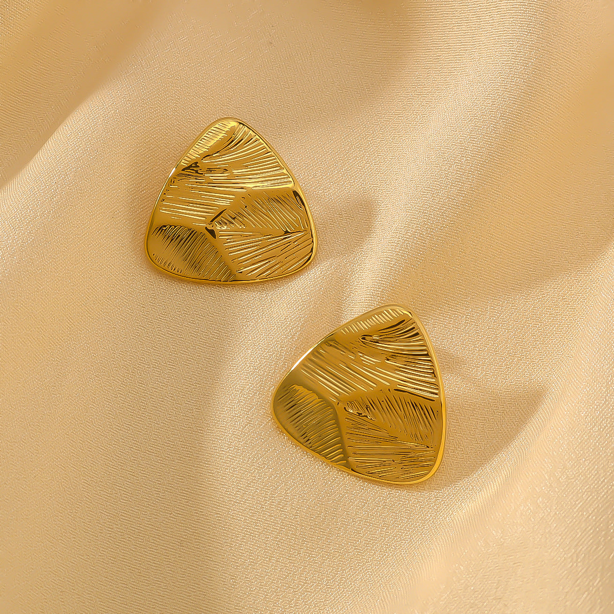 Orecchini geometrici in acciaio al titanio con placcatura in oro 18 carati, design a triangolo testurizzato, ipoallergenici e resistenti allo sbiadimento