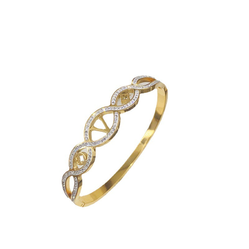 Bracciale da donna in acciaio al titanio a forma di V con trifoglio alla moda e finitura placcata
