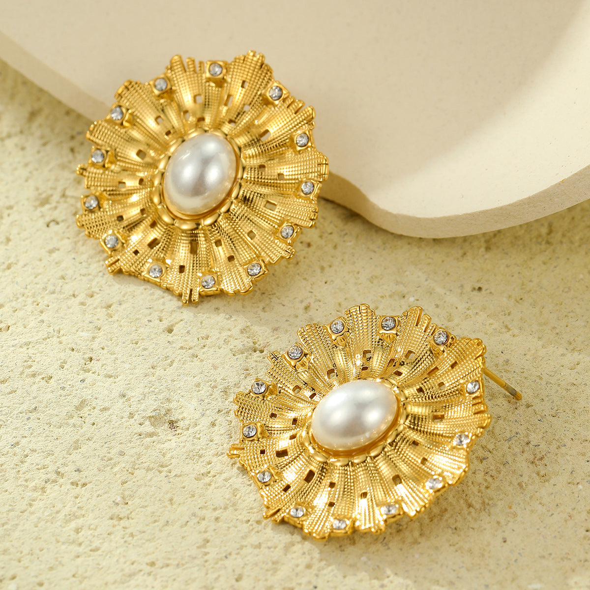 Aretes de Titanio con Incrustaciones Florales de Perlas y Zirconia de Estilo Vintage para Mujer