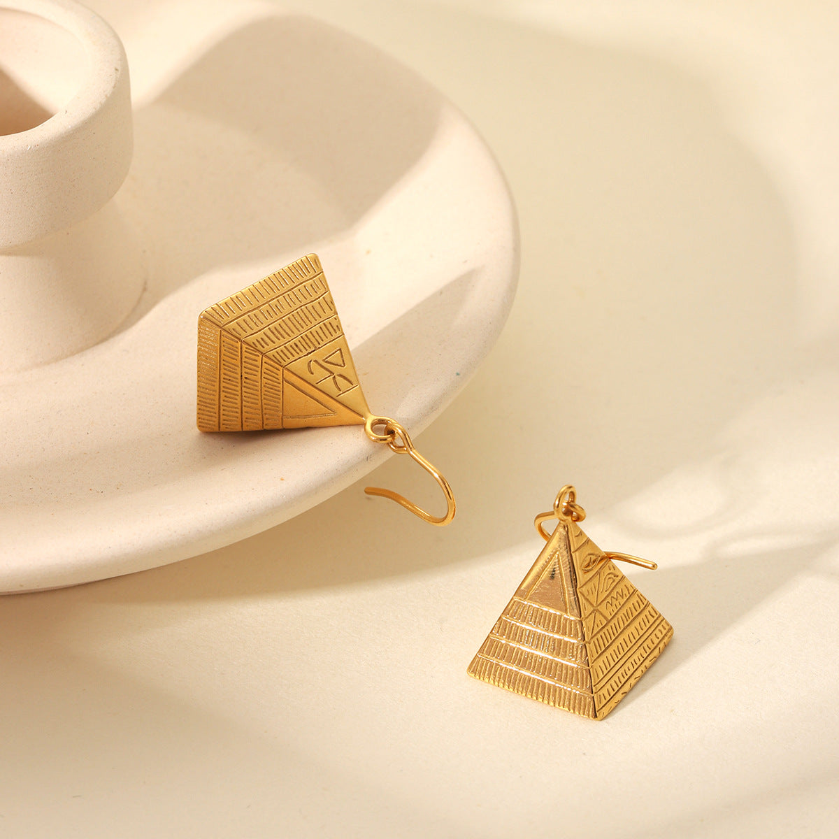 Orecchini a perno da donna in acciaio inossidabile a piramide geometrica placcati in oro 18K vintage