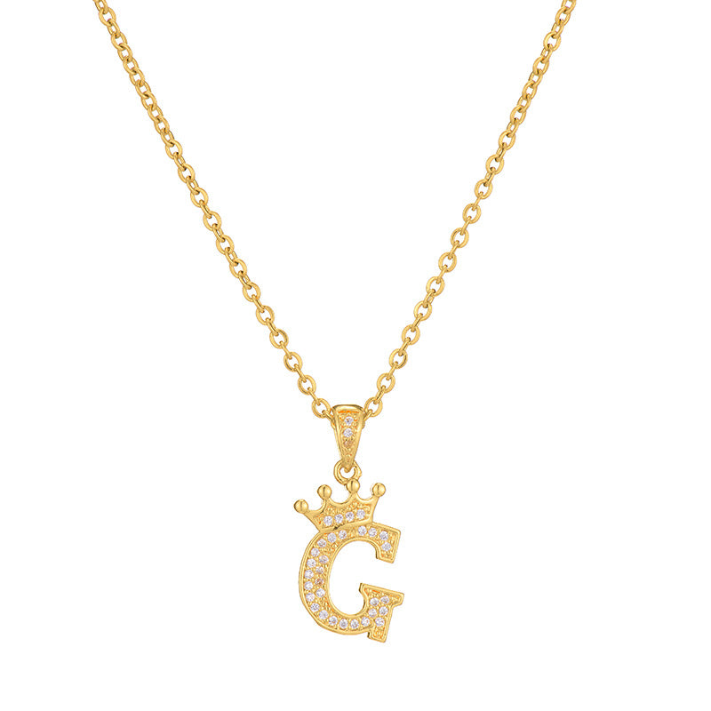 Collana da donna in acciaio inossidabile a forma di corona, minimalista, con zirconi cubici micro-pavé e charm a lettera
