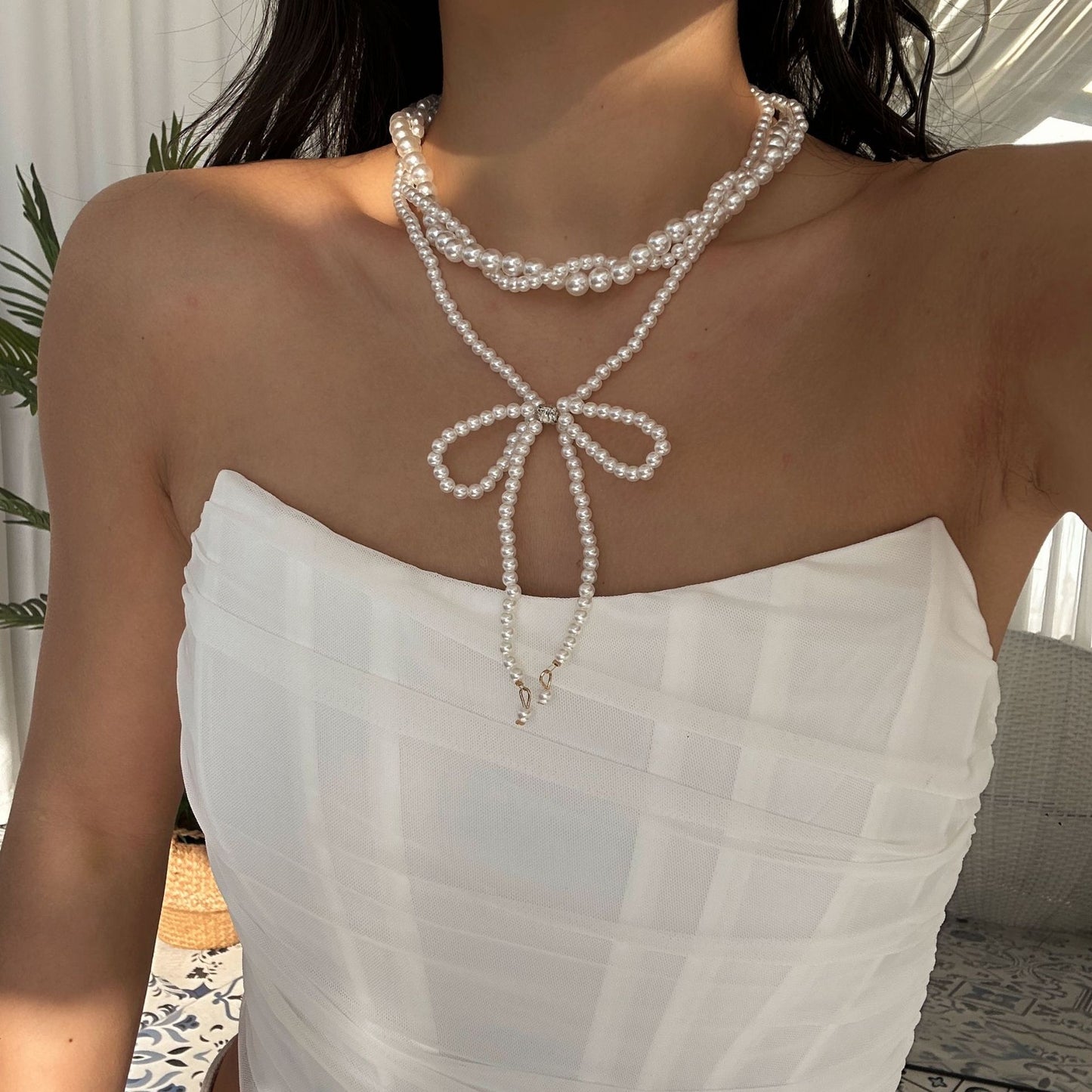 Elegante collana a strati con perle finte e motivo geometrico da donna