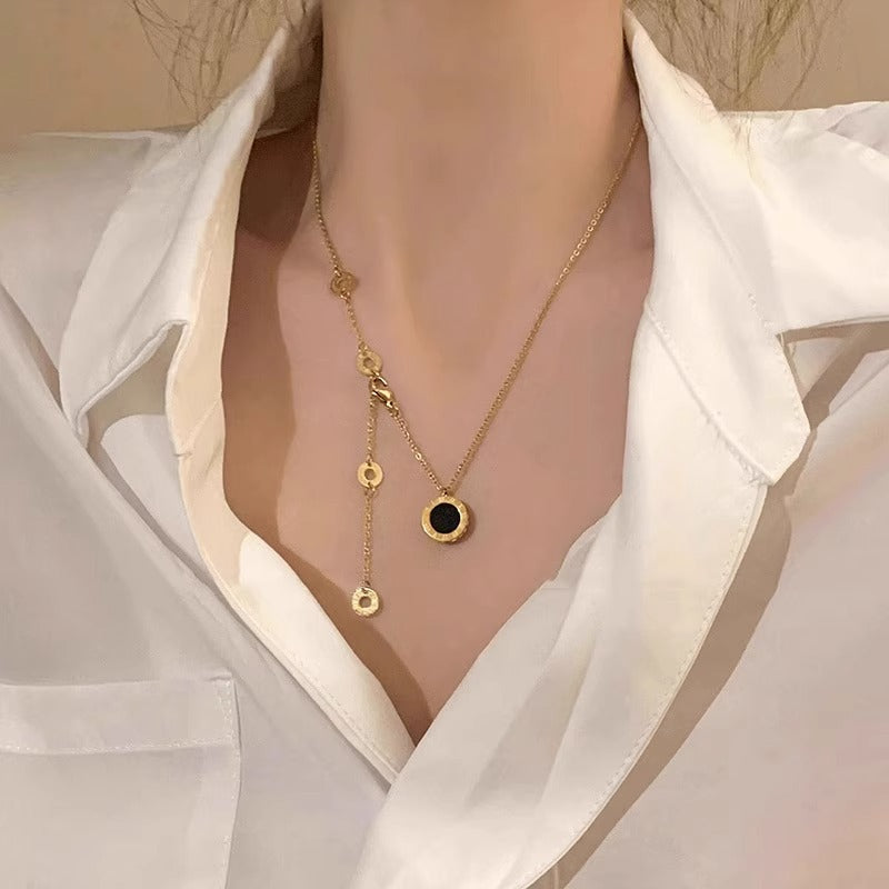 Collana con Pendente a Moneta Romana Bifacciale Nera Minimalista da Donna, Catena a Medaglione in Acciaio al Titanio con Forma Irregolare e Finitura Placcata