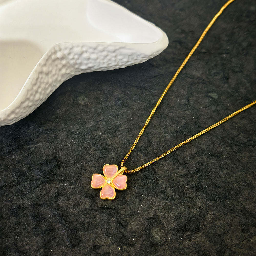 Collar con colgante de trébol de estilo natural para mujer con cadena de acero de titanio e incrustaciones de pedrería en diseño floral minimalista