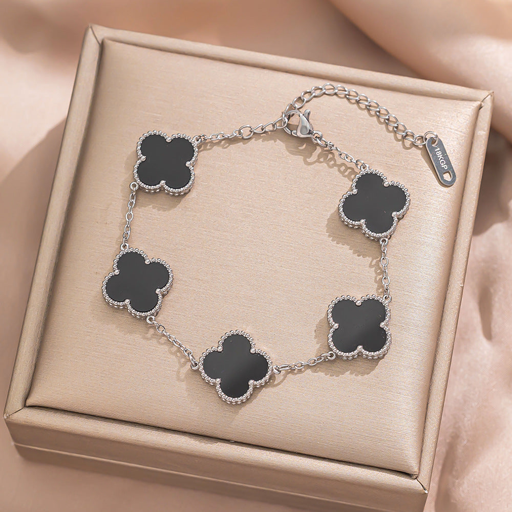 Set di collana, bracciale e orecchini in acciaio al titanio di lusso a forma di trifoglio con finitura placcata, catena a O, catena per clavicola e design ipoallergenico