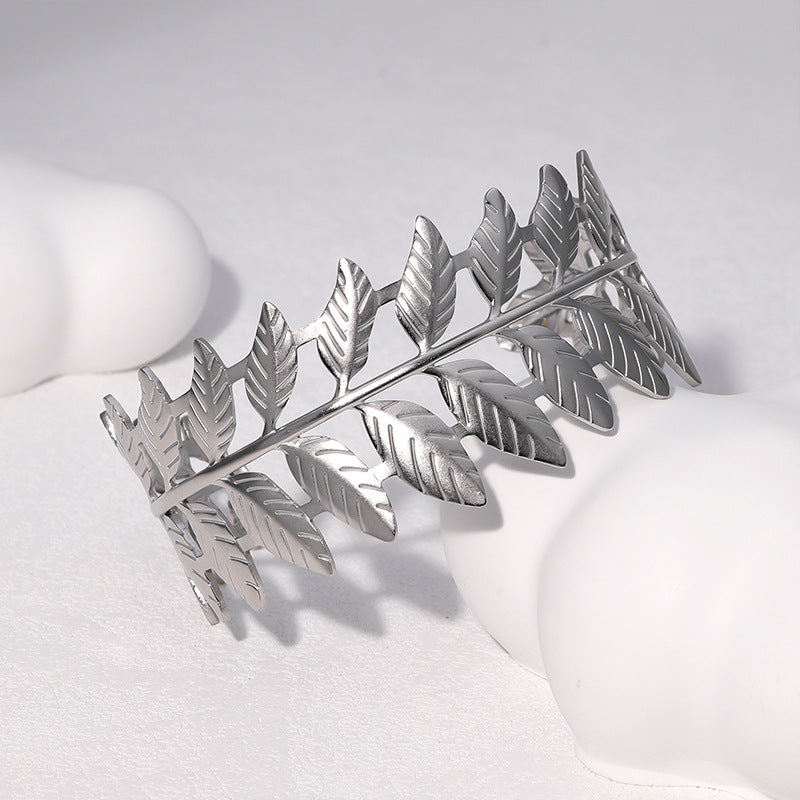Bracciale da donna a foglia minimalista in acciaio inossidabile placcato oro 18 carati