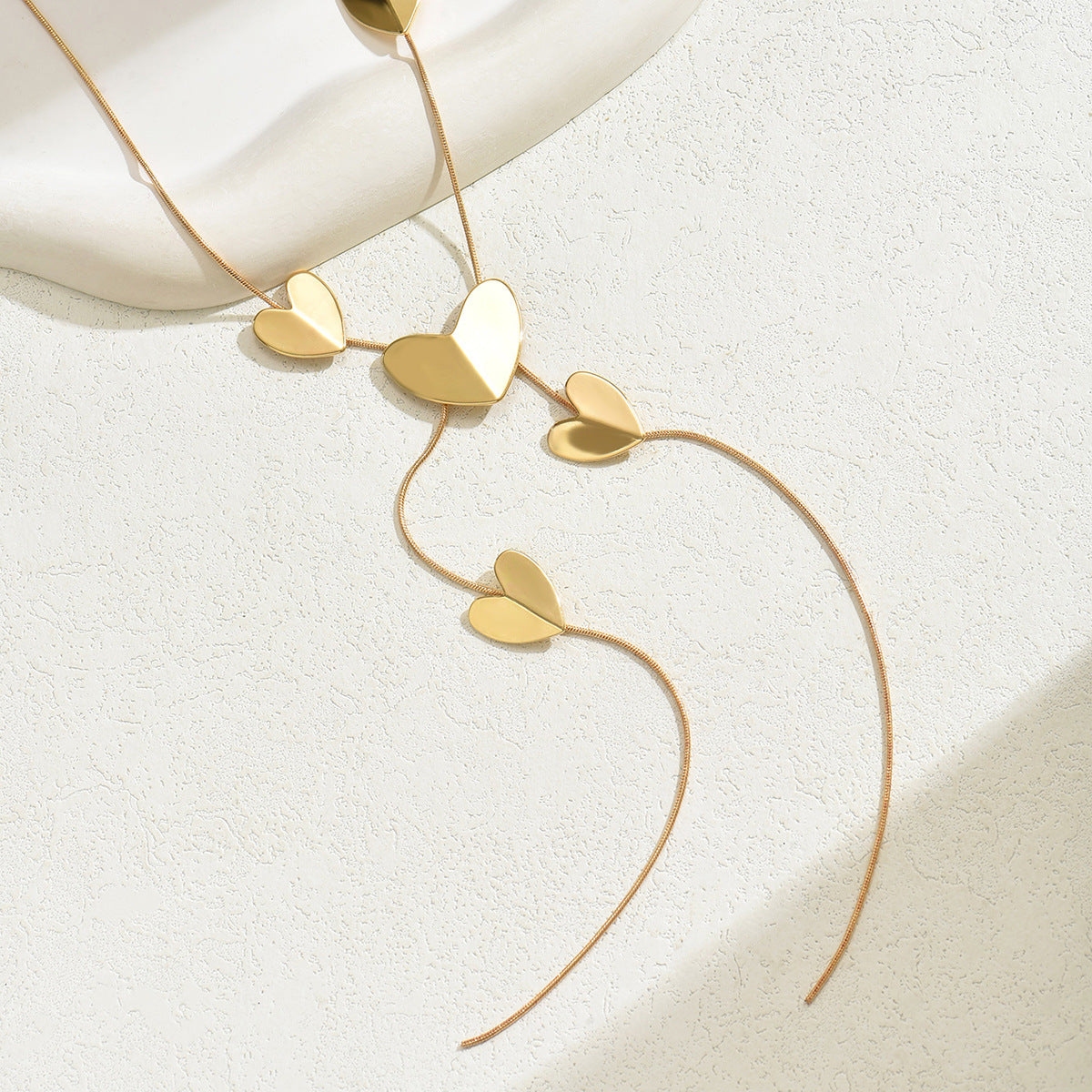 Collar con colgante de corazón geométrico de lujo para mujer, cadena de clavícula chapada en aleación de zinc