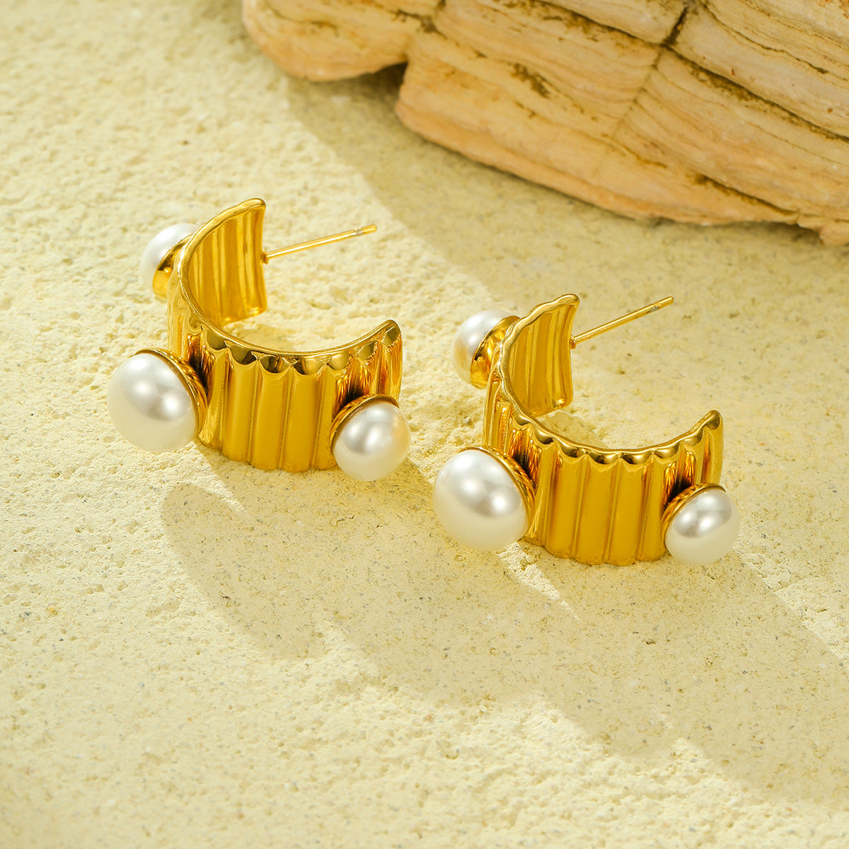 Aretes de acero inoxidable con forma de C, estilo francés vintage, con baño de oro de 18K y detalles de perlas