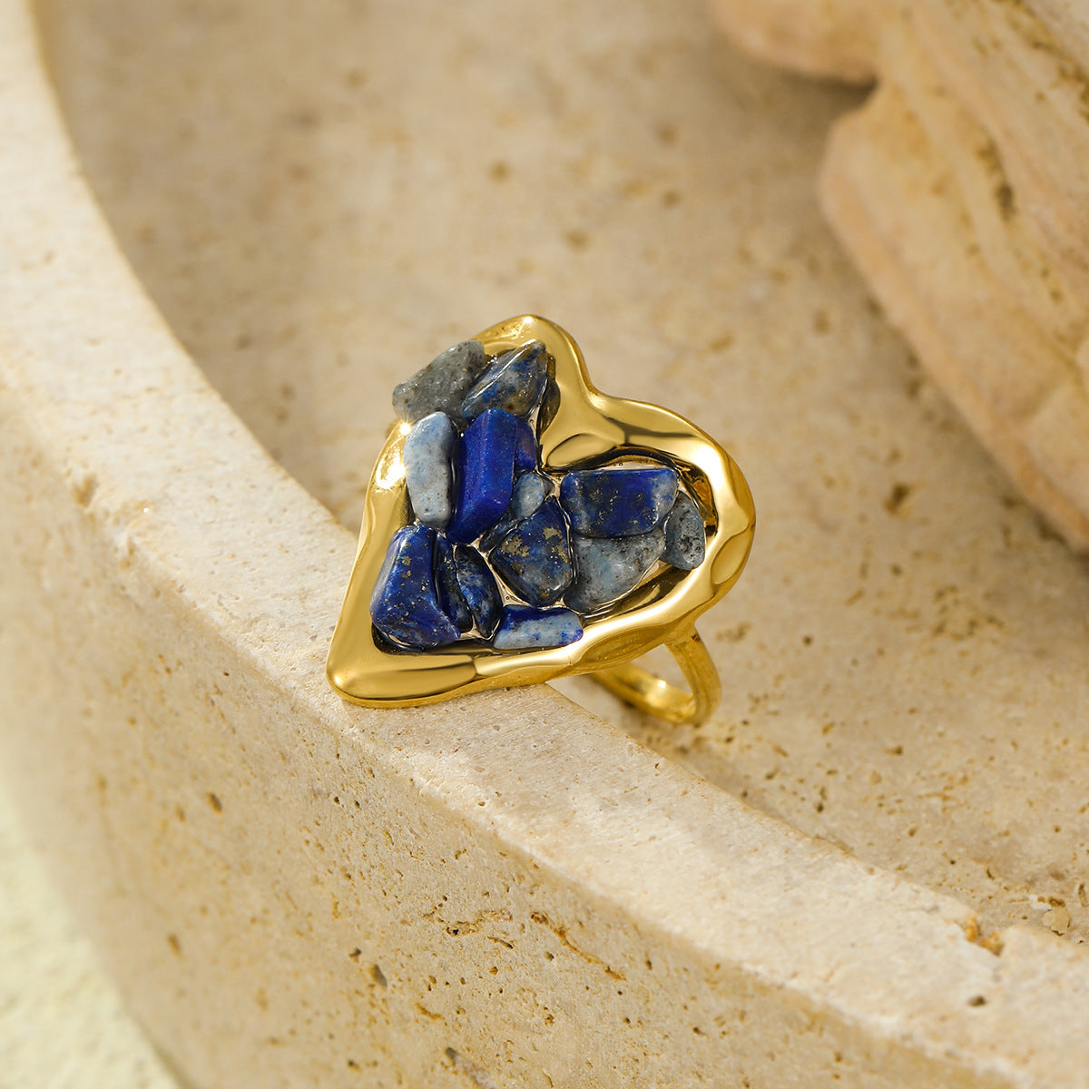 Anillo minimalista de acero inoxidable en forma de corazón con baño de oro de 18 quilates e incrustaciones de piedra natural para mujer