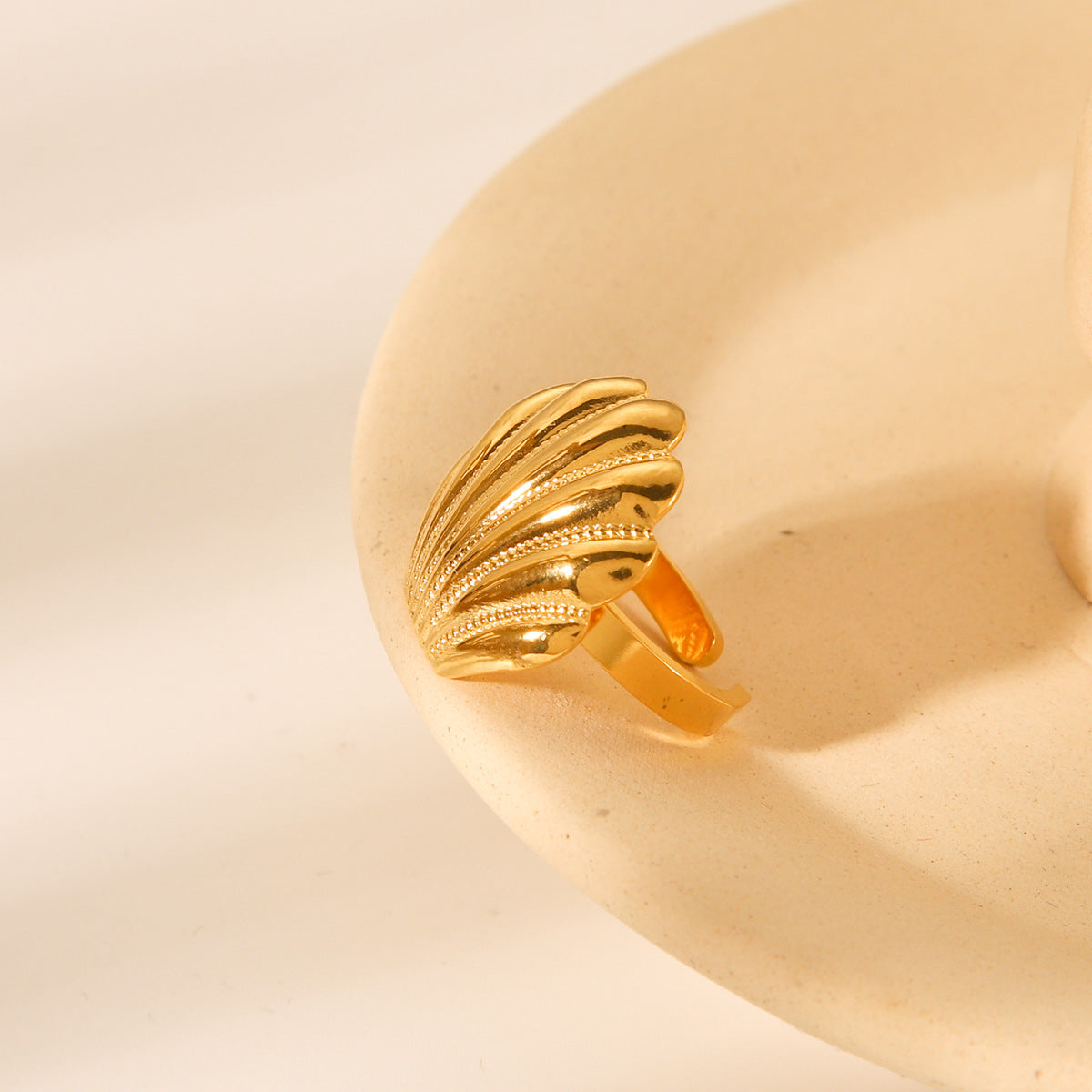 Anillo de acero de titanio con forma de festón geométrico estilo INS con baño de oro de 18 quilates para mujer Joyería de mano de lujo