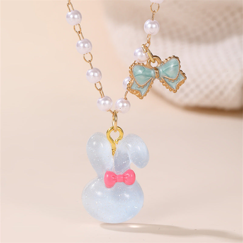 Collana con ciondolo a margherita minimalista per ragazze con ciondolo in resina e design floreale smaltato su catena di perline