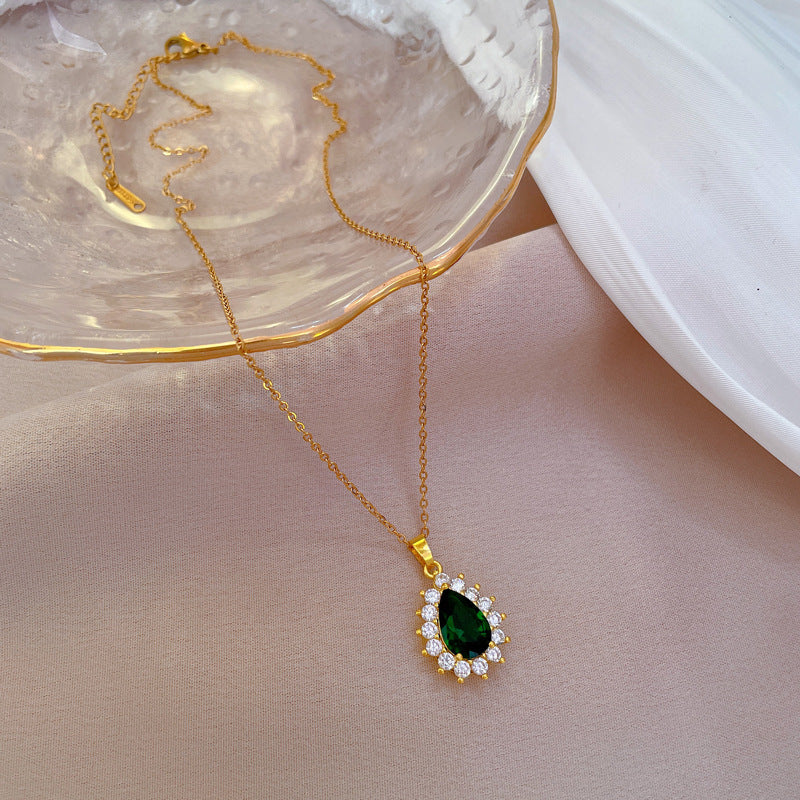 Elegante Collana con Ciondolo Geometrico in Acciaio al Titanio per Donne con Intarsio di Strass e Catena a O Regolabile