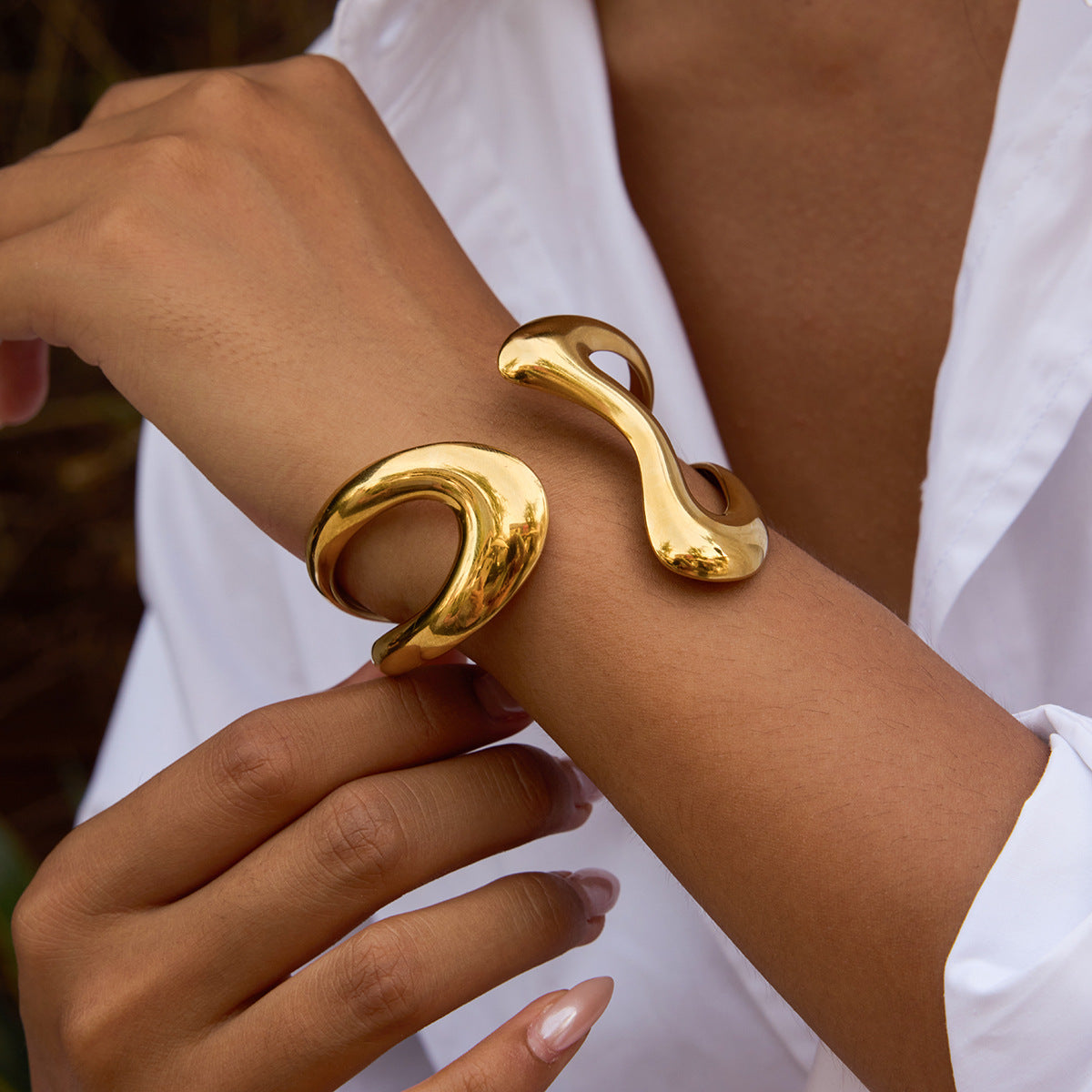 Pulsera de Acero Titanio Chapado en Oro Geométrico Minimalista para Mujer con Diseño de Apertura Ajustable