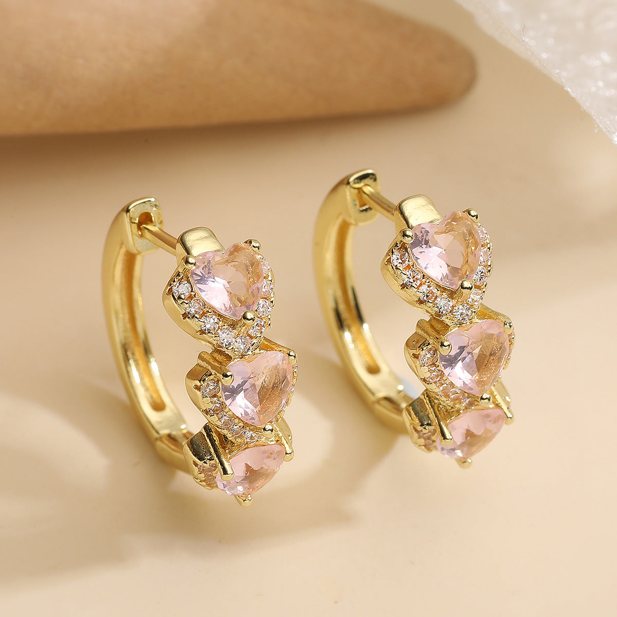 Orecchini Ear Cuff a Cuore Geometrico Minimalista di Lusso con Zirconi per Donna in Rame Placcato Oro 18K