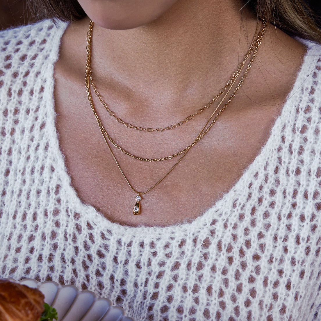 Collana da donna con ciondolo a tre strati in zirconi, in acciaio al titanio stile geometrico e finitura placcata
