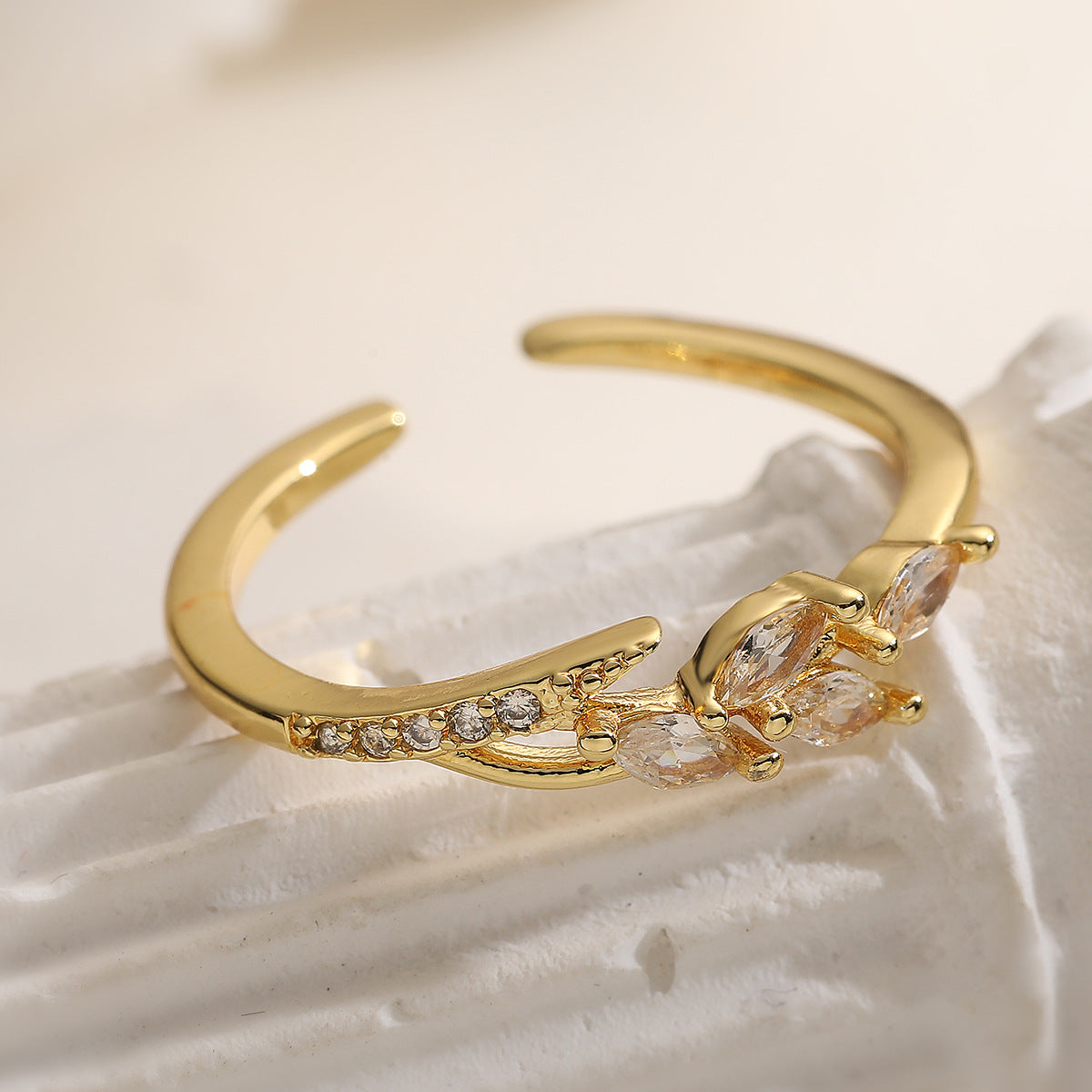 Anello aperto geometrico minimalista da donna in rame placcato oro 18 carati con intarsi in zircone