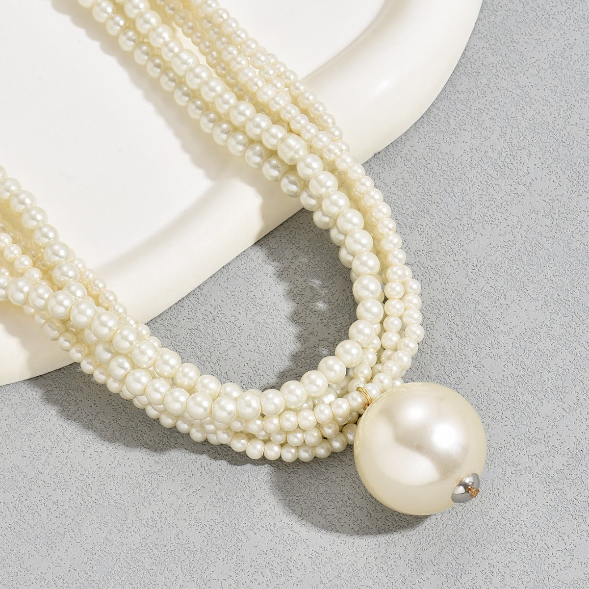 Collana per donna con perle a strati a forma di U, design geometrico minimalista, con pendente in madreperla e catenina standard