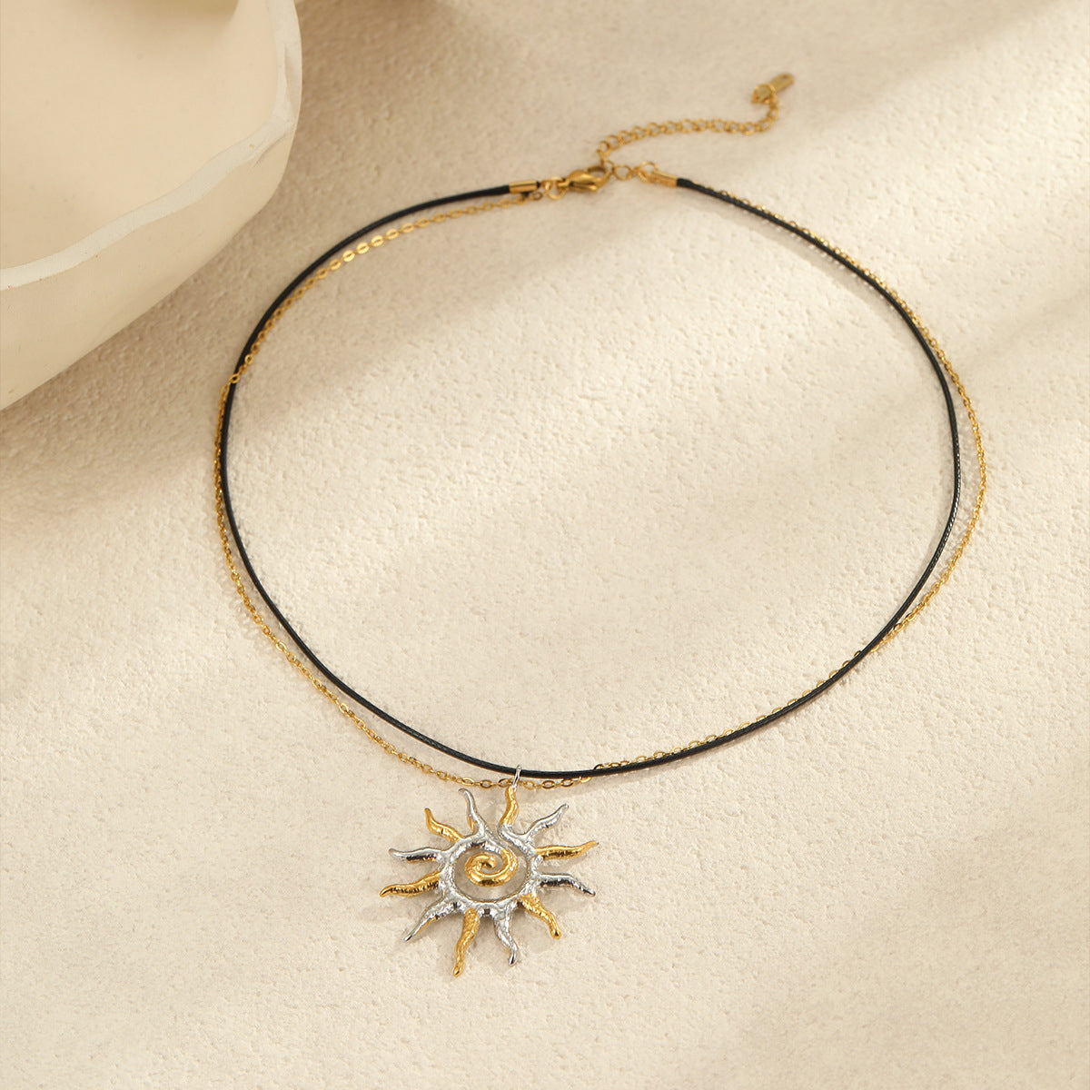 Collar minimalista con colgante de girasol de acero de titanio con acabado chapado para mujer