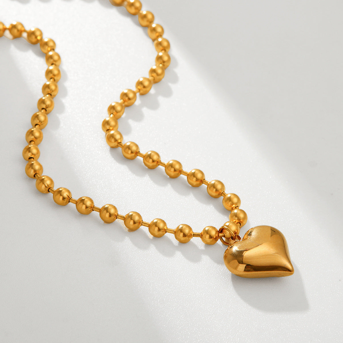 Collana da Donna con Ciondolo a Cuore Geometrico Placcato Oro 18K e Catena di Perline in Acciaio Inossidabile
