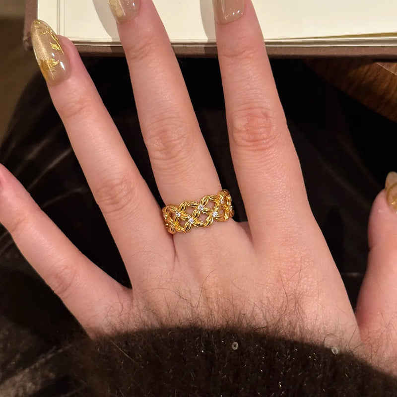 Anello da donna minimalista geometrico a croce cava con placcatura in oro e intarsio in zircone