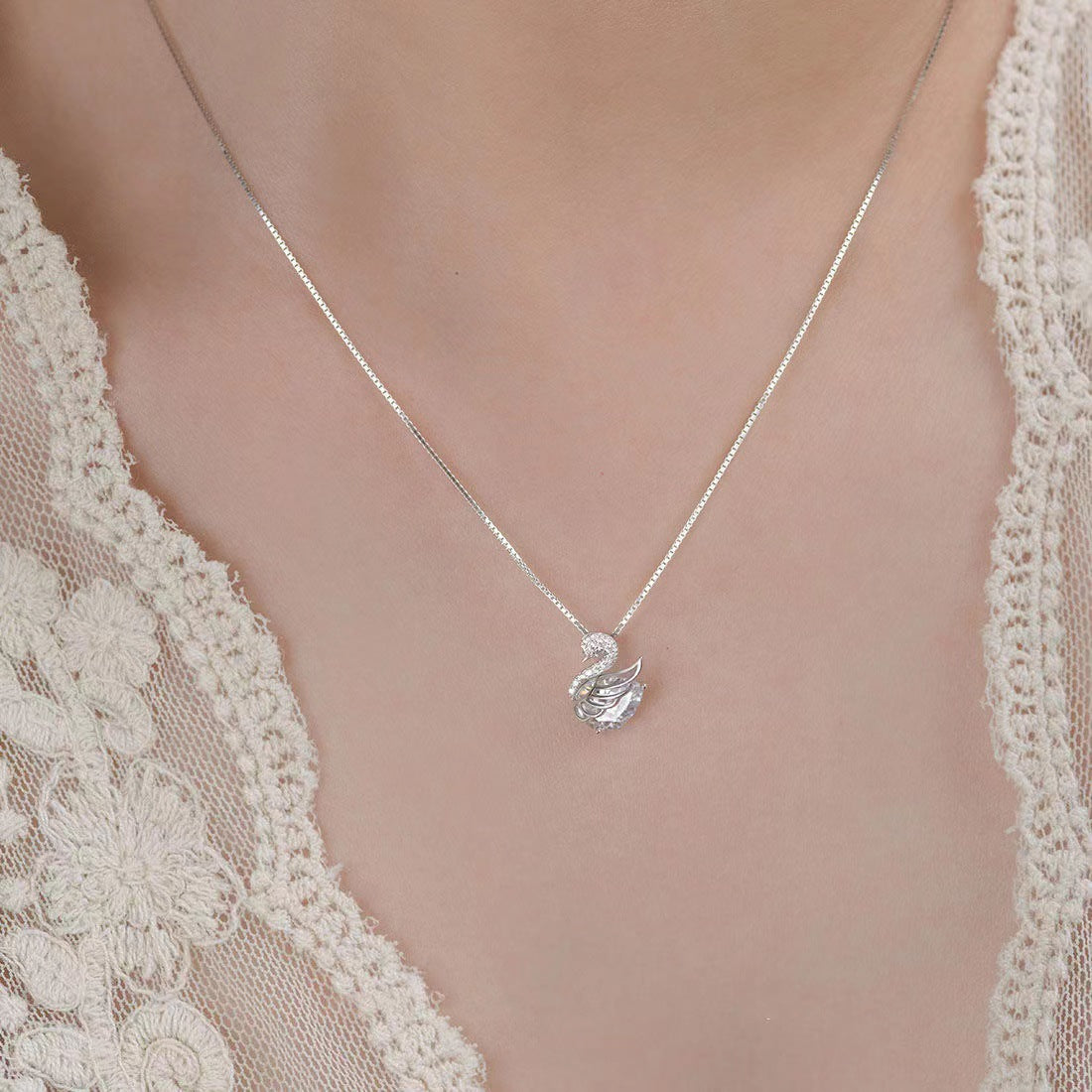 Elegante Collana Ciondolo Cigno da Donna in Acciaio al Titanio con Placcatura in Oro 18K e Intarsio di Strass, Collana a Catena con Medaglione dal Design Animale Minimalista