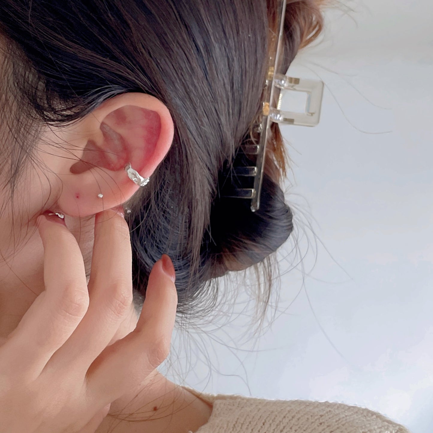 Pendientes de clip de plata de ley 925 con forma de letra irregular texturizada y minimalista, con acabado chapado