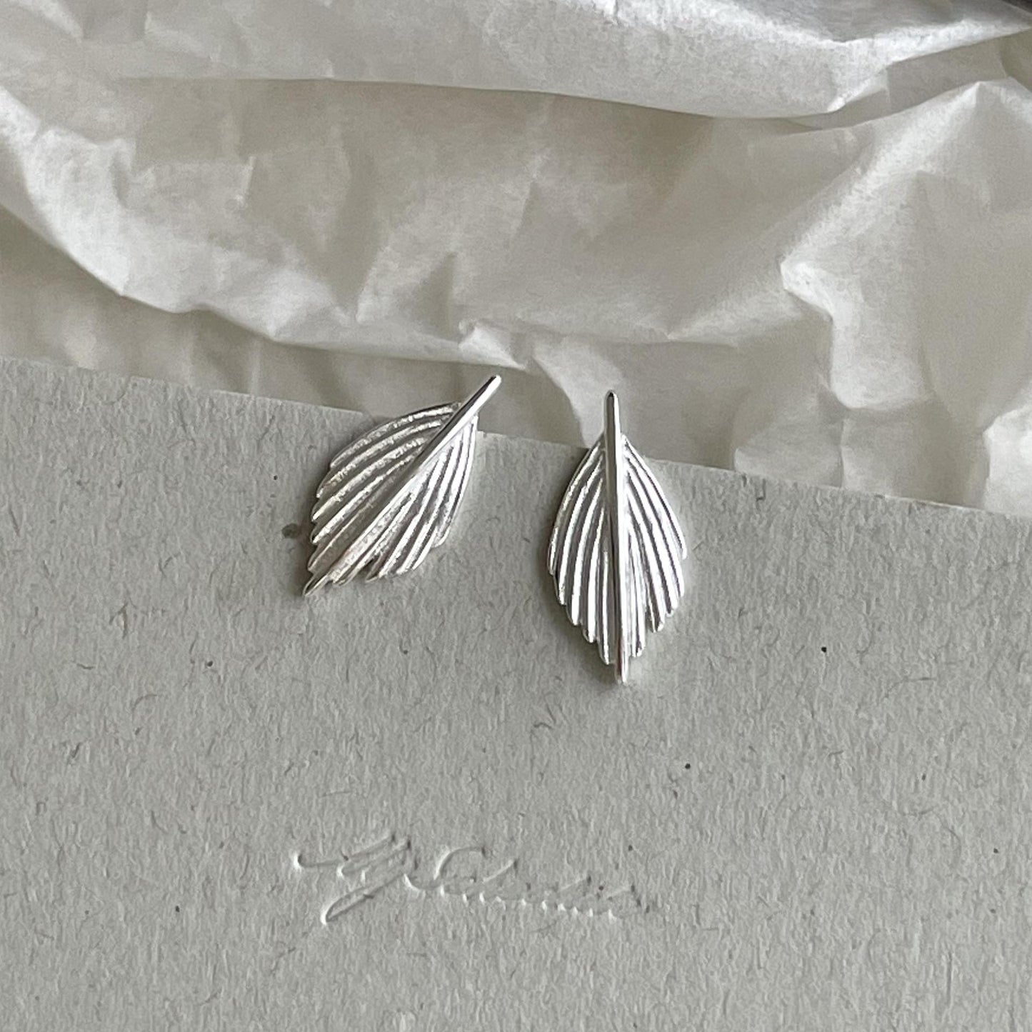 Pendientes de tuerca minimalistas chapados en oro con forma de hoja de plata de ley 925 para mujer