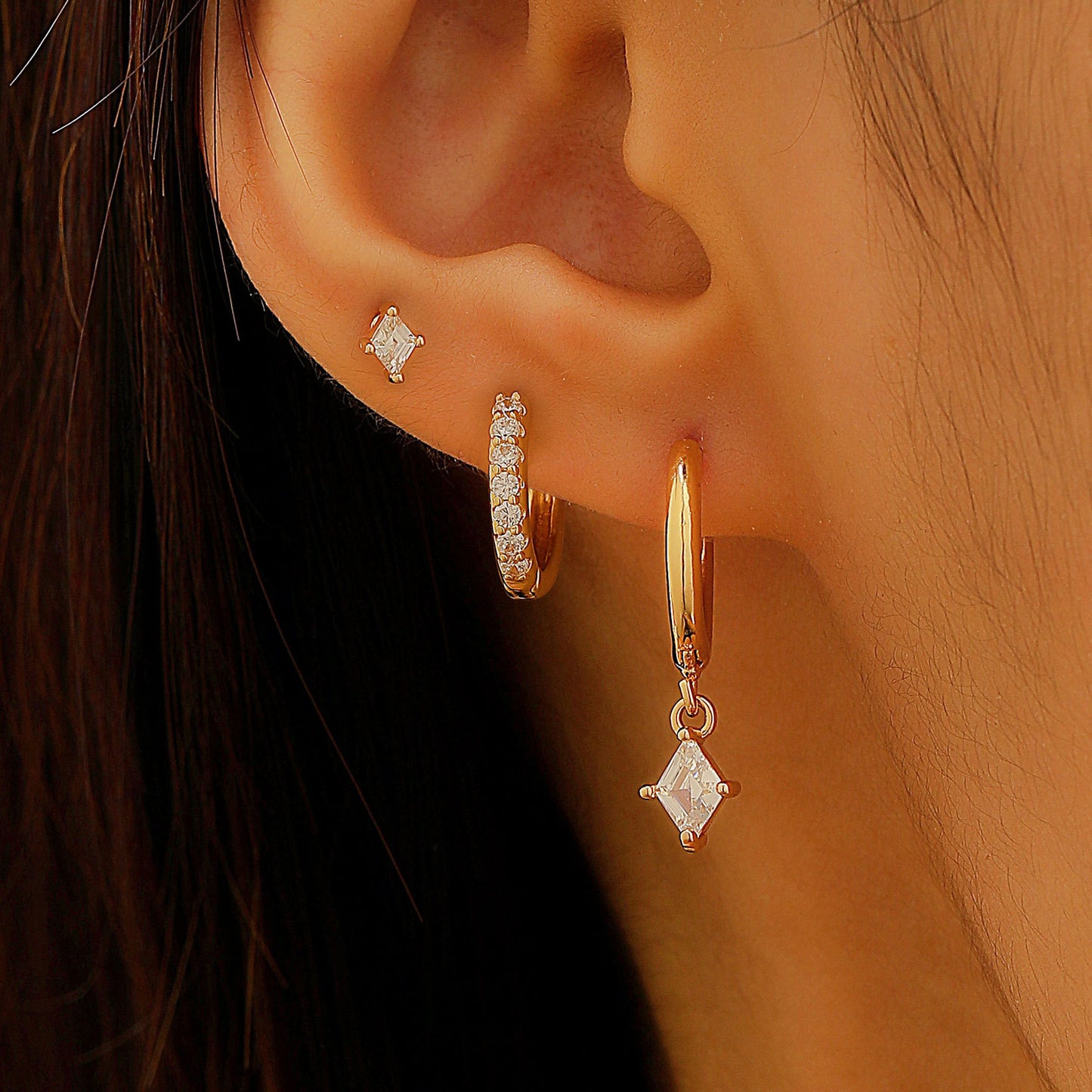 Orecchini Asimmetrici a Stella e Forma Geometrica con Zirconi, Base in Rame Galvanizzato, Perni in Oro 14K, Accessorio Moda Unisex