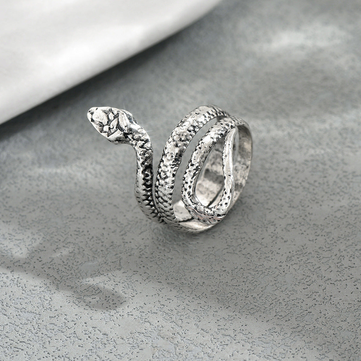Anillo de diseño de serpiente geométrica minimalista en aleación de zinc con acabado galvanizado para mujeres y hombres, anillo de moda unisex