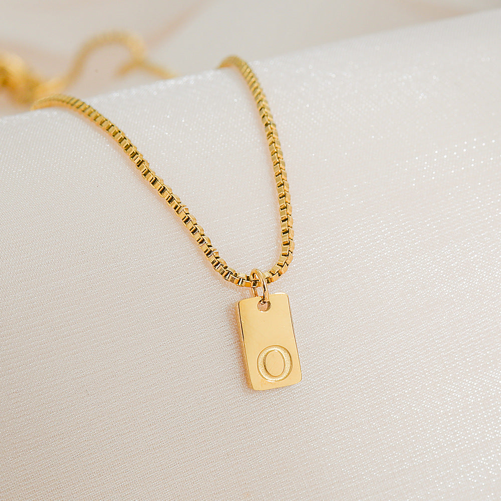 Collar con colgante de letra geométrica minimalista de acero inoxidable con baño de oro de 18 quilates para mujer