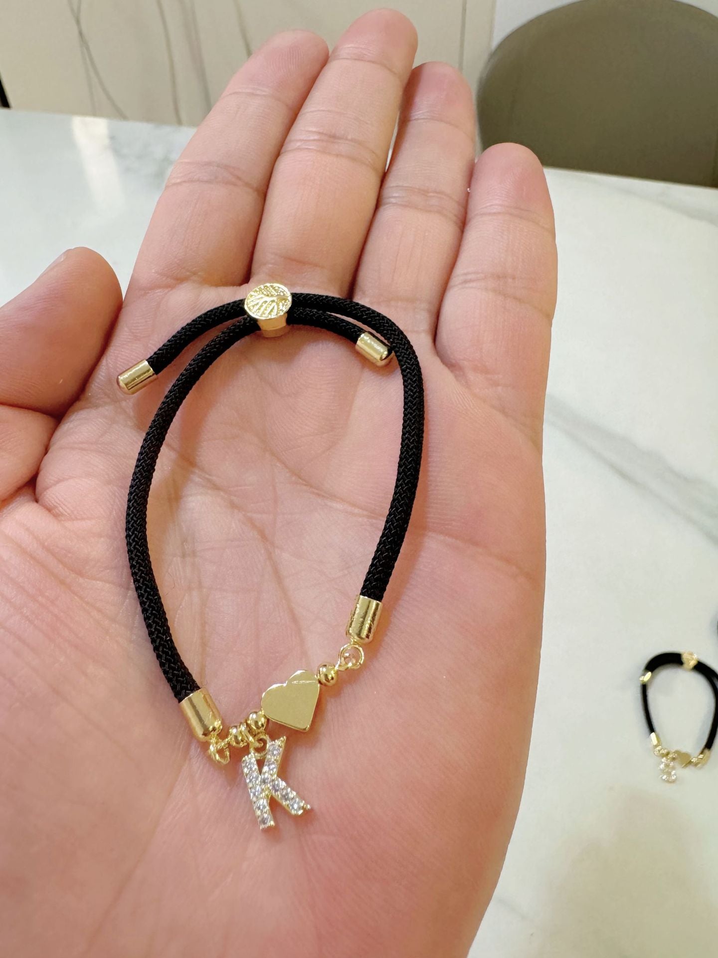 Pulsera minimalista de circonita cúbica con corazón de letra chapada en latón y cordón ajustable
