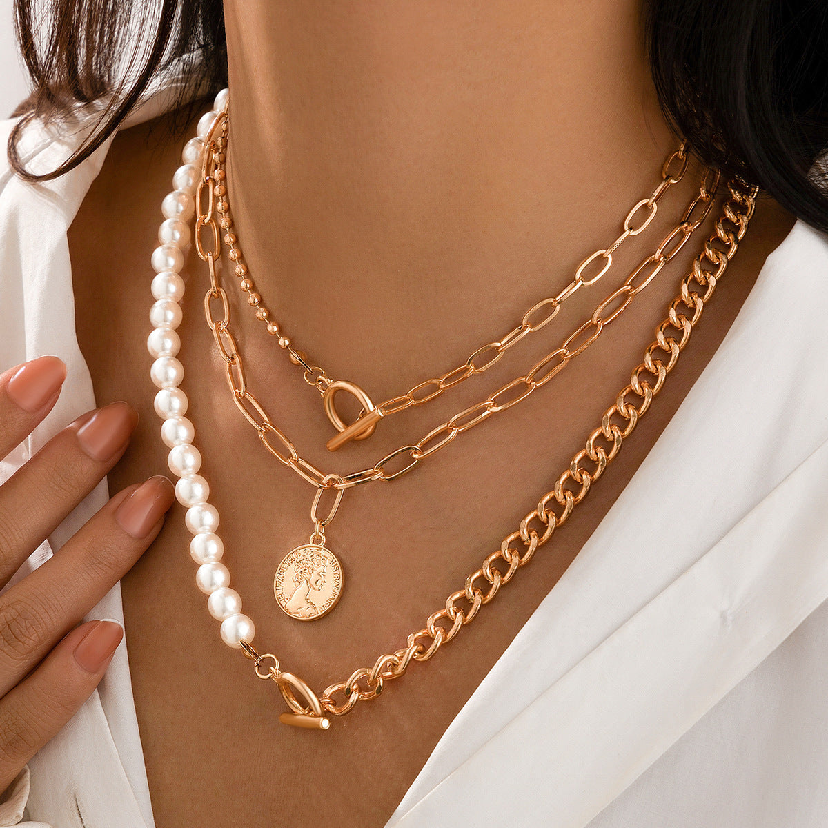 Collana da Donna a Catena Multi-Strato con Perle Imitazione Rotonde Geometriche e Sfera Placcata in Ferro