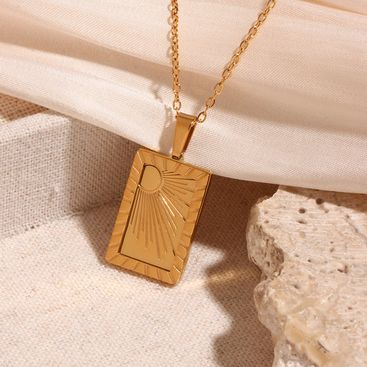Collana con Pendente Geometrico Minimalista a Sole da Donna in Acciaio Inossidabile con Placcatura in Oro 18K e Dettaglio Inciso