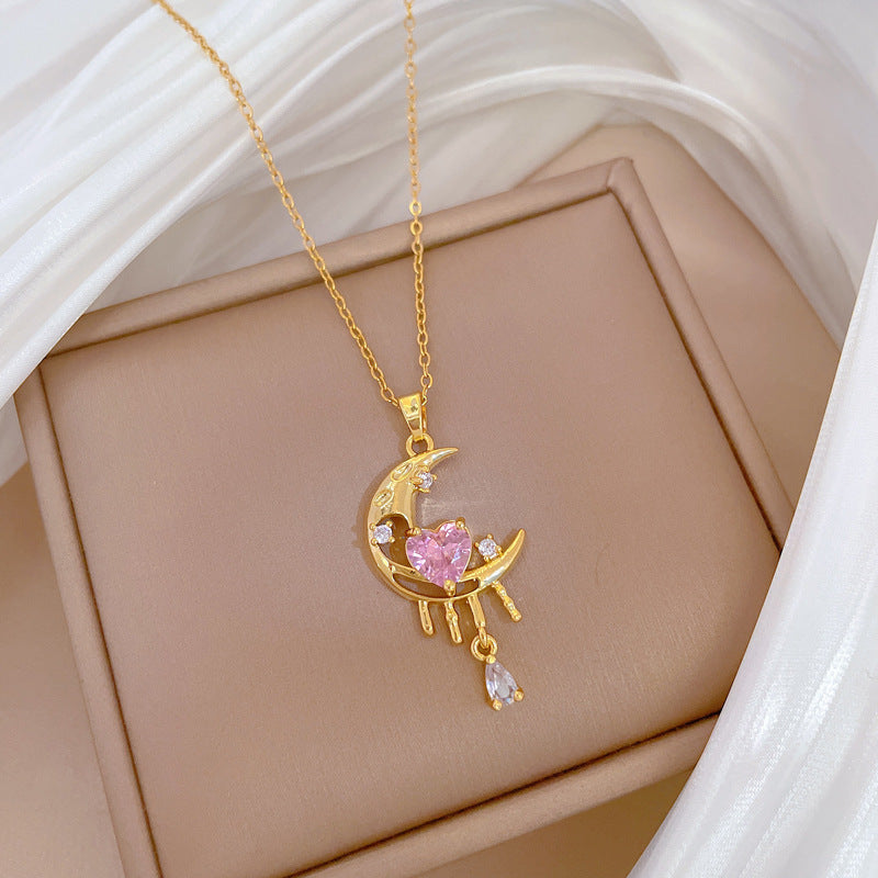 Collana pendente minimalista a forma di luna con intarsio completo di strass su catena in acciaio al titanio per donna