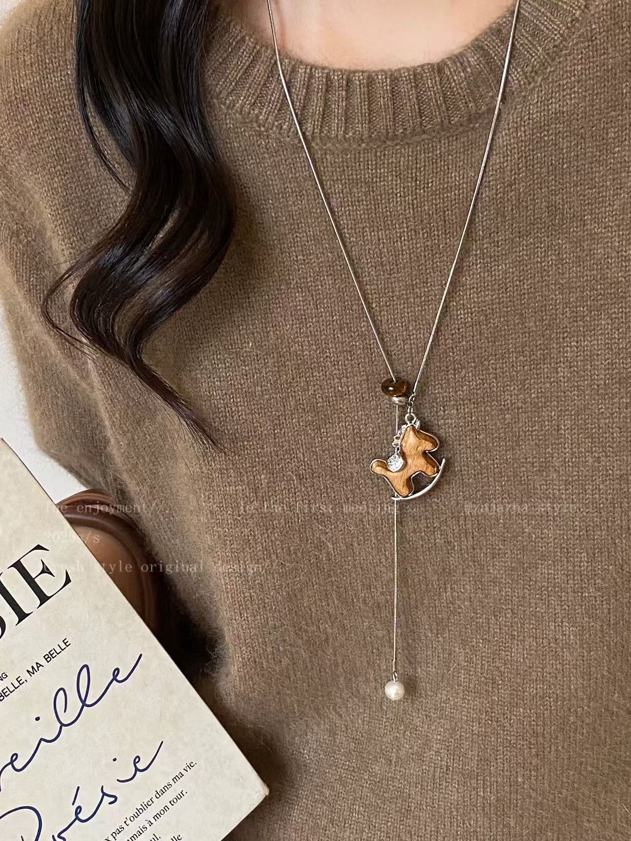 Collar con colgante de caballo minimalista de lujo para mujer en madera con chapado en oro de 18 quilates — Cadena para suéter de uso diario