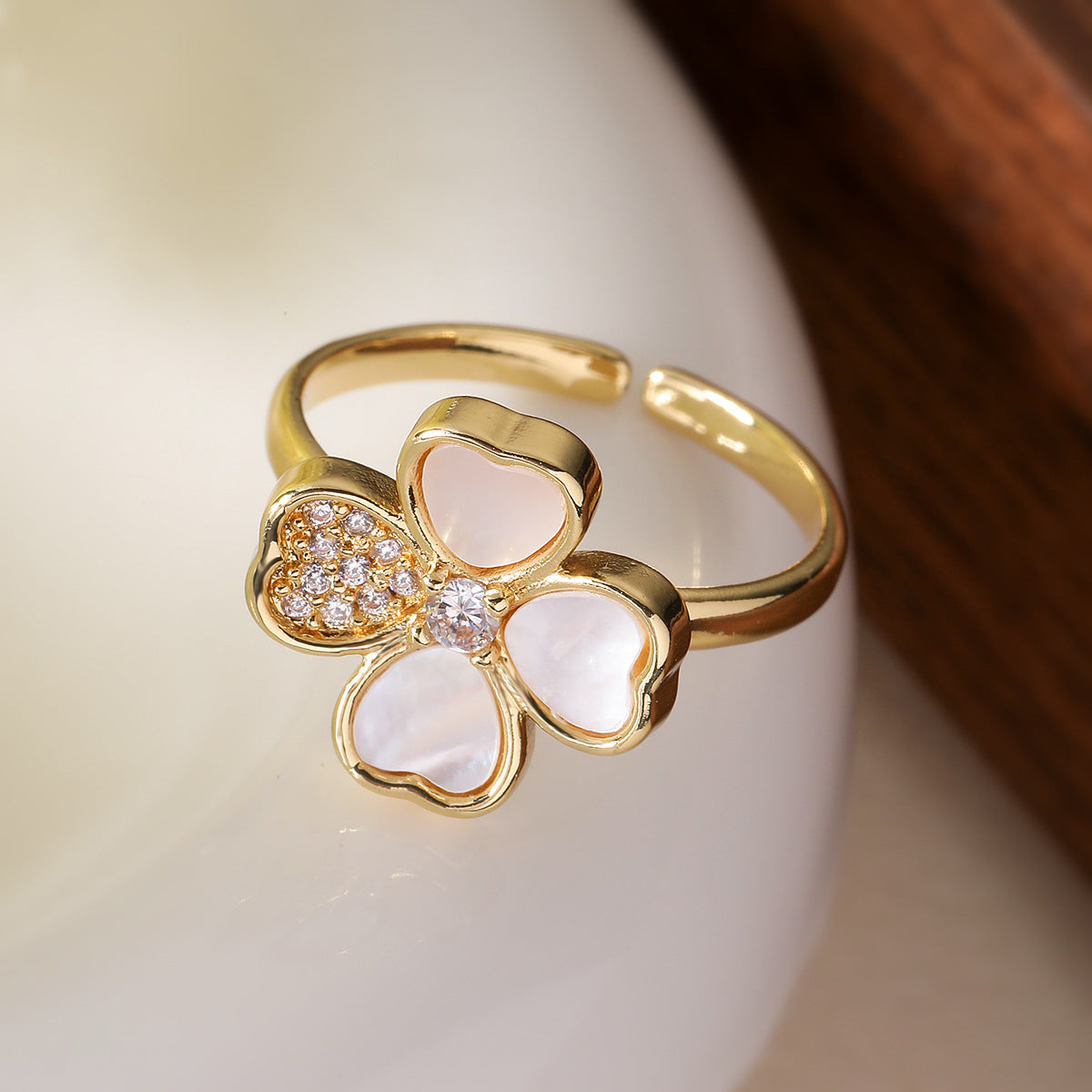 Anello da donna aperto, minimalista, geometrico, a forma di fiore, in rame con finitura placcata