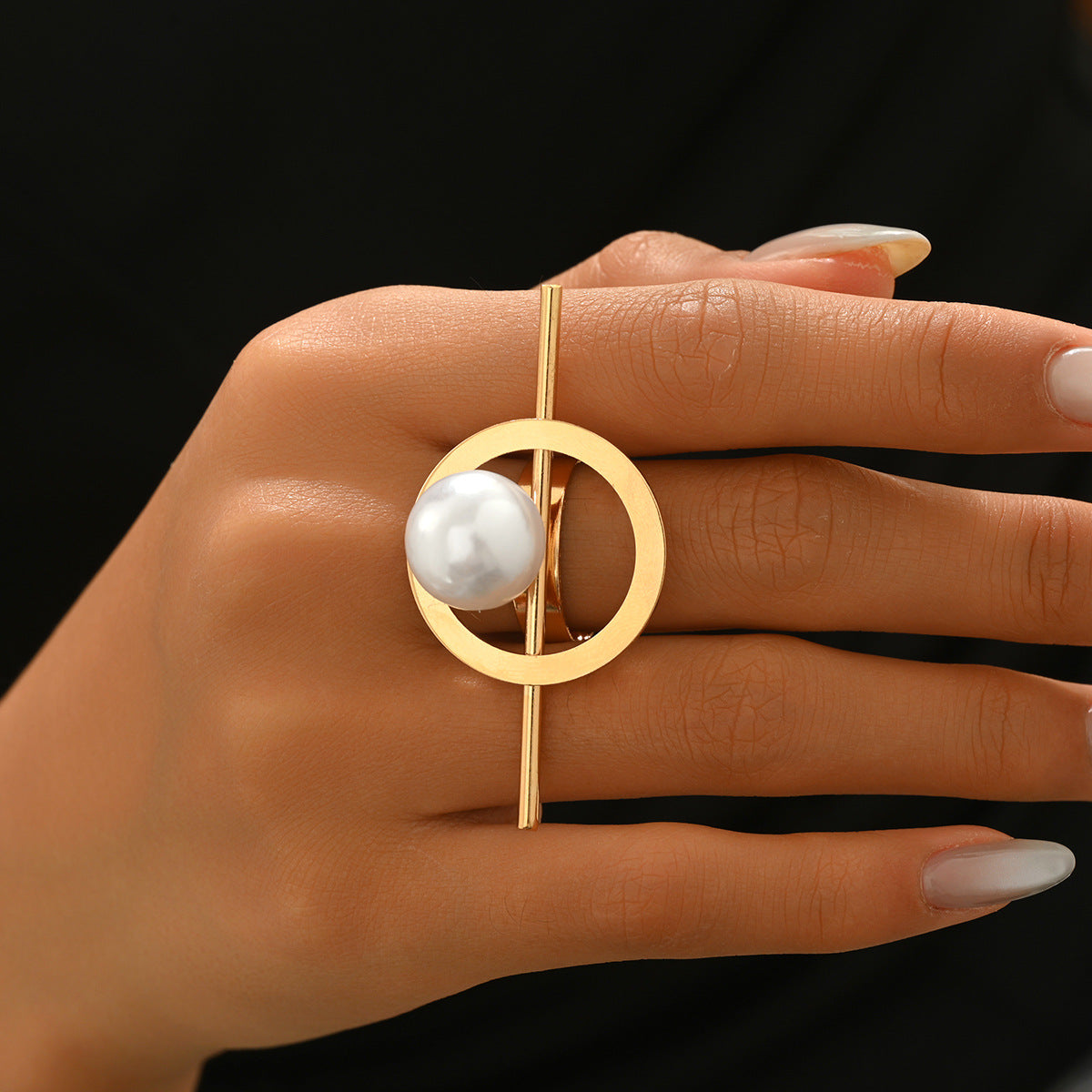 Anello da donna regolabile in lega di zinco con perle intarsiate e forme geometriche, perfetto per un look da ufficio alla moda