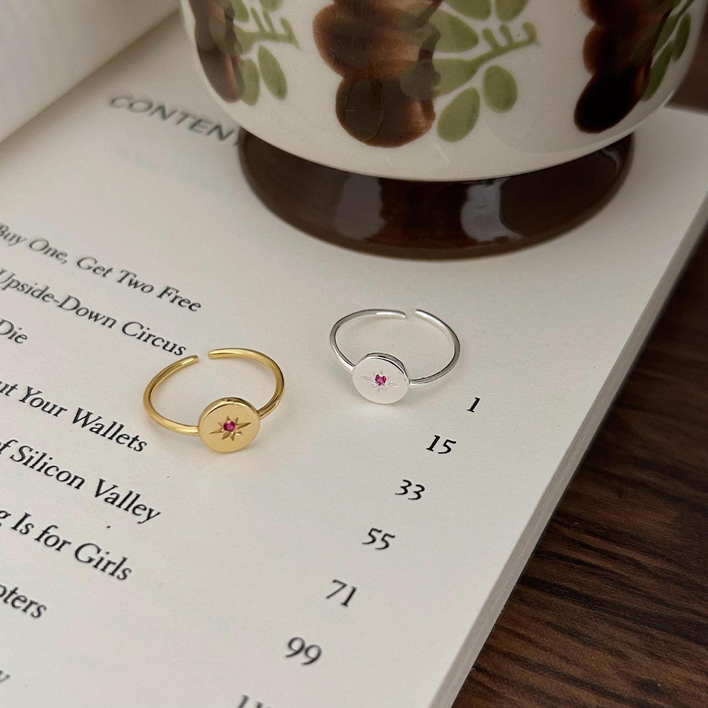 Anello Minimalista a Forma di Cuore in Argento Sterling 925 con Accenti Quadrati Smussati e Finitura Placcata