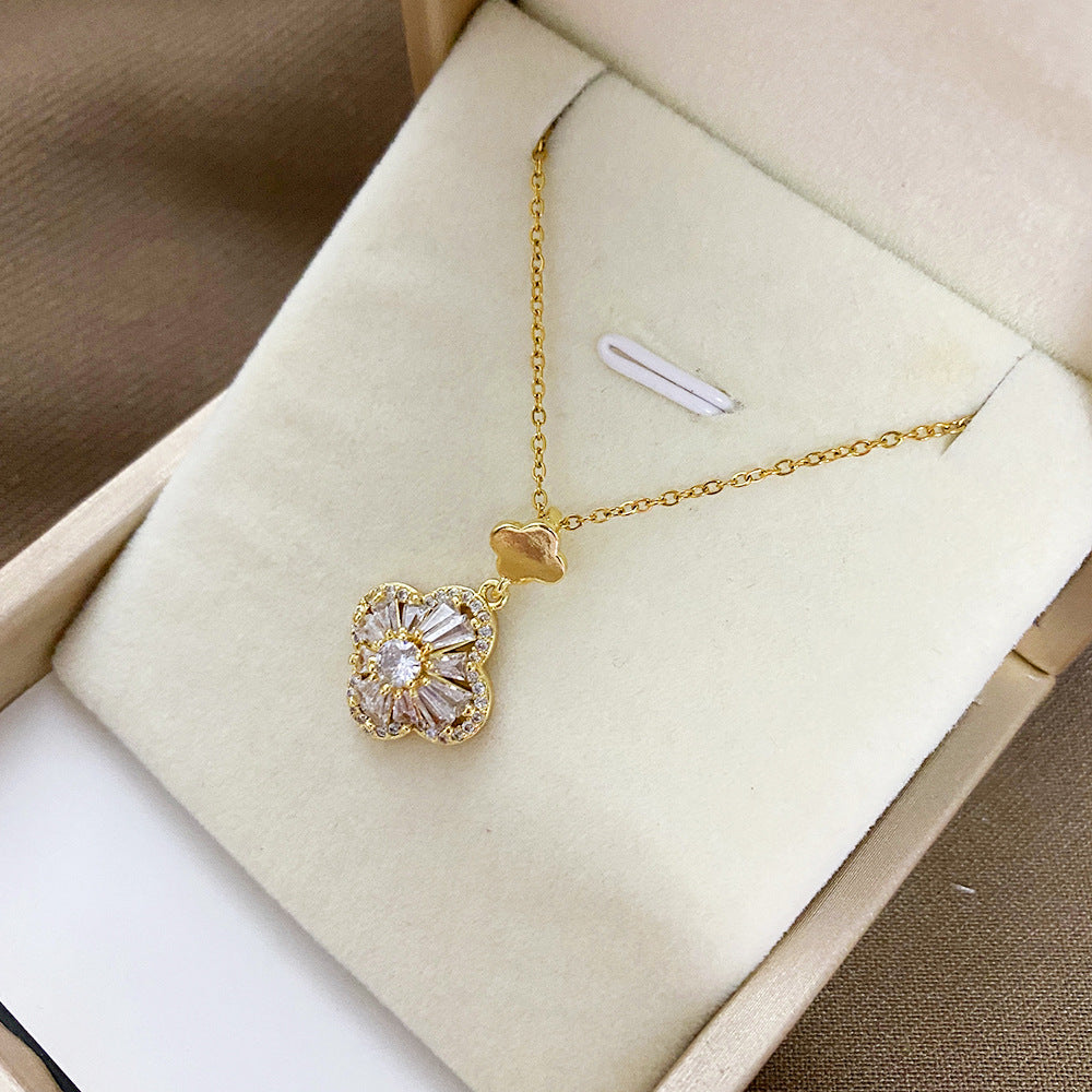 Collana originale in acciaio titanio a forma di fiore con ciondolo a trifoglio con strass micro-incastonati su catena a O per donna e uomo