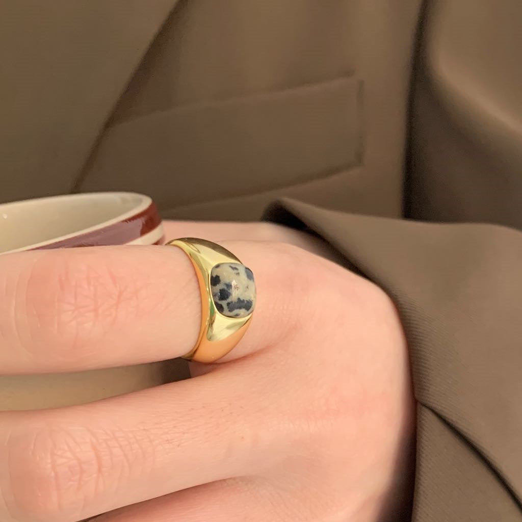 Anillo Minimalista de Plata de Ley 925 con Diseño de Corazón y Facetas Geométricas Biseladas para Mujer