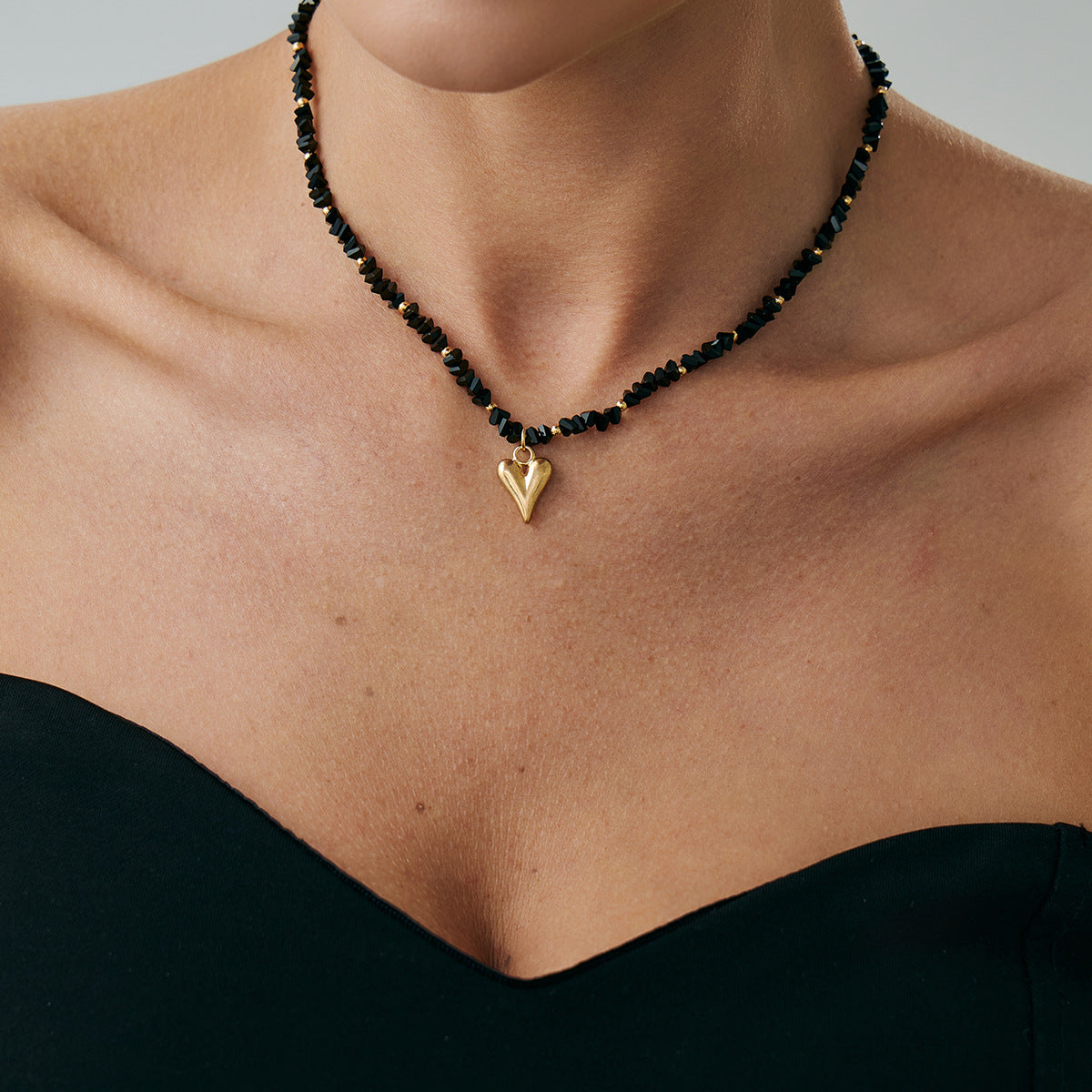 Collana Minimalista con Ciondolo a Cuore in Lega, con Strass Intarsiati e Design Irregolare