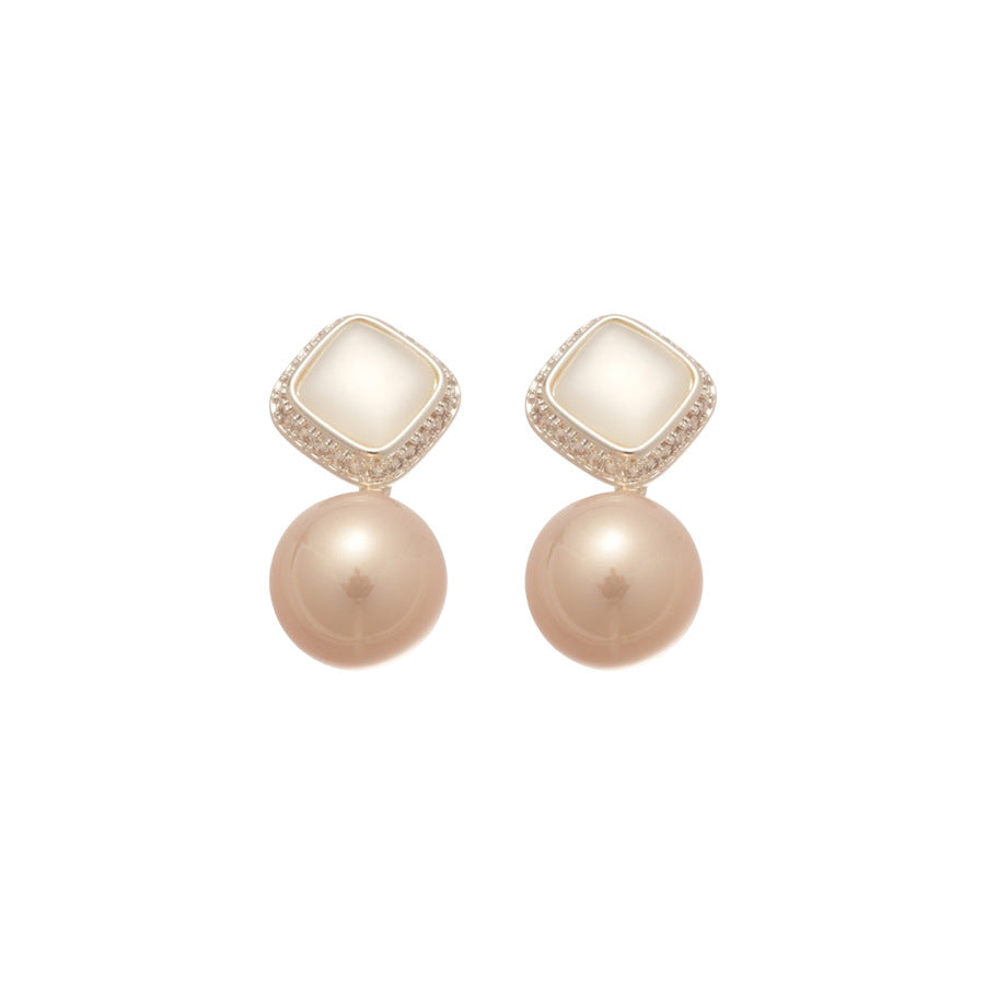 Orecchini a perno con perla floreale vintage ed elegante con intarsio in zirconi per donna